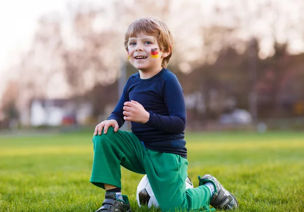 Blonde jongen van 4 te voetballen met voetbal op voetbalveld — Stockfoto