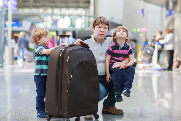 Père et deux petits frères et sœurs à l'aéroport — Photo