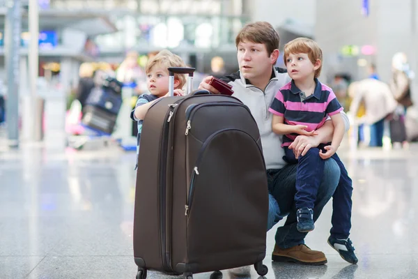 Vader en twee jongetjes element van gelijk niveau op de luchthaven — Stockfoto