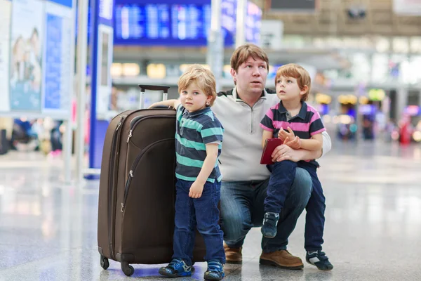 Vader en twee jongetjes element van gelijk niveau op de luchthaven — Stockfoto