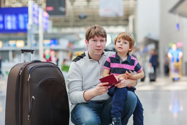 Отец и маленький сын в аэропорту — стоковое фото