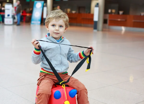 Divertido niño yendo de vacaciones viaje con maleta en airpo — Foto de Stock