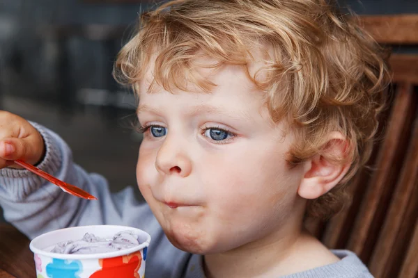 Kleine peuter eten ijs zomer — Stockfoto