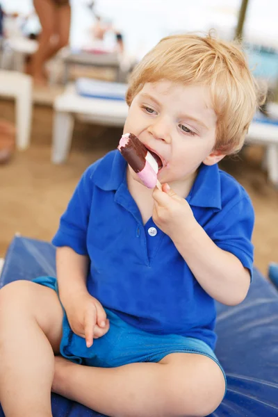 Lilla blonda barn äta choklad glass — Stockfoto