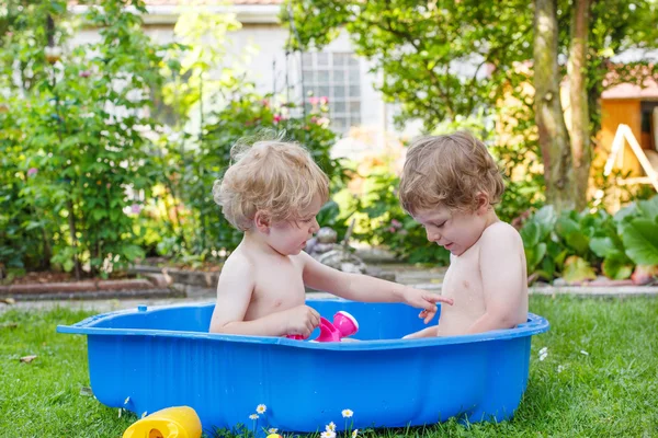 两个同级男孩在夏天用水很开心 — 图库照片
