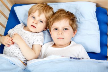 kleine jongens plezier in bed thuis