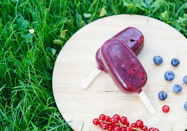 Homemade ice cream pops with different berries — Stock Photo, Image