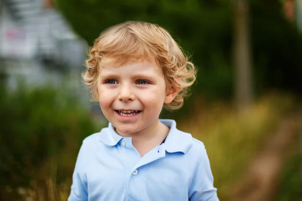 Schöner kleiner Junge zu Fuß auf einer Landstraße — Stockfoto