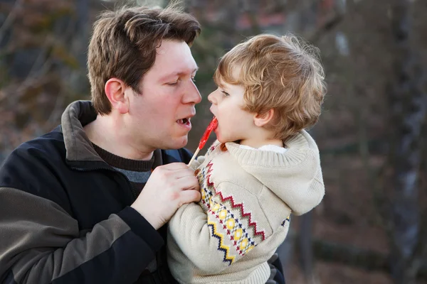 Pappa och lilla son i park eller skogen, utomhus. — Stockfoto