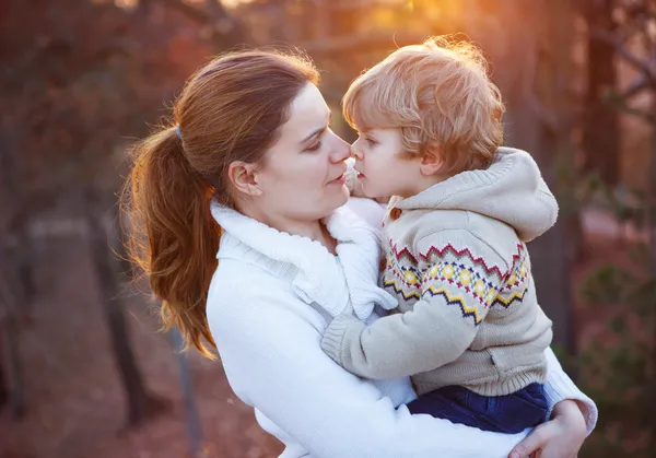 Mãe e filho pequeno no parque ou na floresta, ao ar livre. — Fotografia de Stock