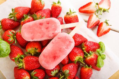 taze çilek ile ev yapımı dondurma çıkar.