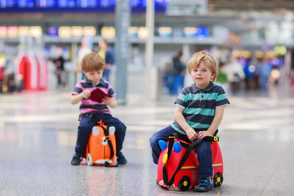 Twee broer jongens gaan op vakantie reis op de luchthaven — Stockfoto