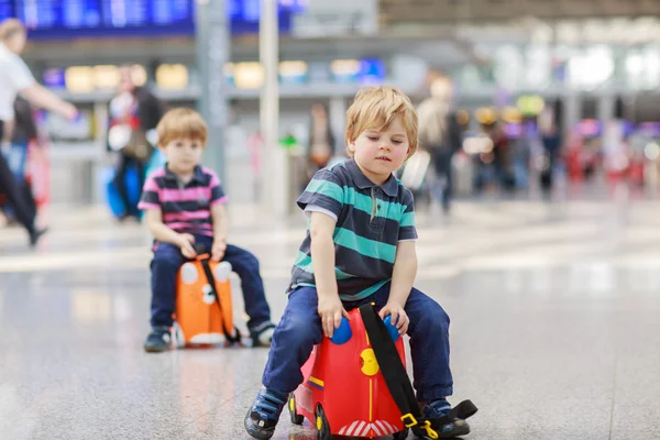 Two brother boys going on vacations trip at airport — Stock Photo, Image