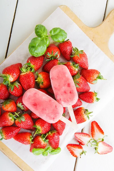 Homemade ice cream pops with fresh berries. — Stock Photo, Image