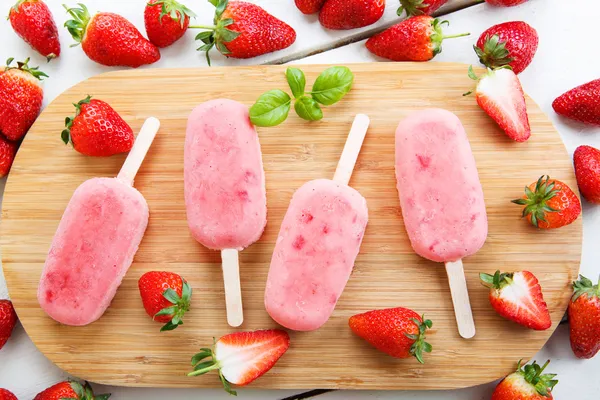 Homemade ice cream pops with fresh berries. — Stock Photo, Image