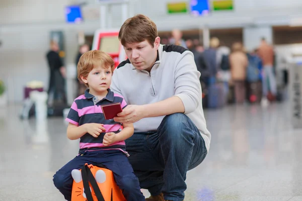 Père et petit fils à l'aéroport — Photo