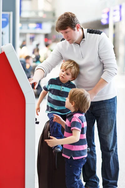 Vater und zwei kleine Geschwister am Flughafen — Stockfoto