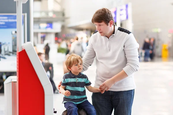 Pai e filho pequeno no aeroporto — Fotografia de Stock