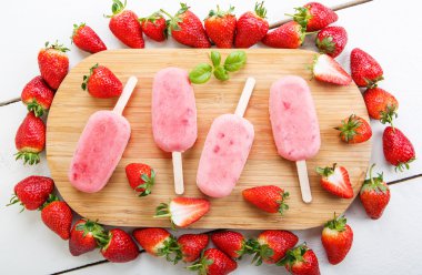 taze çilek ile ev yapımı dondurma çıkar.