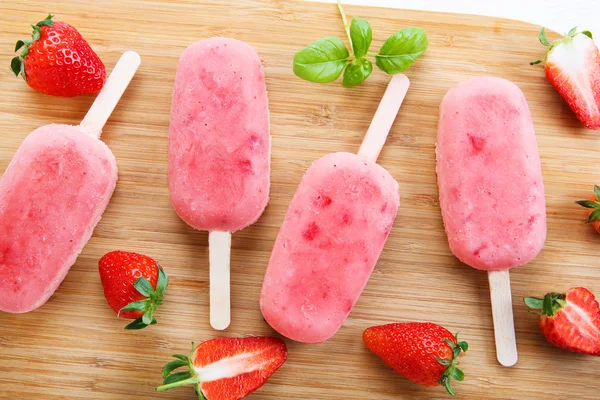 Домашнее мороженое со свежими ягодами . Стоковое Изображение
