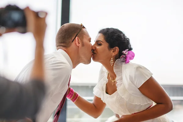 Beautiful indian bride and caucasian groom, after wedding ceremo — Stock Photo, Image