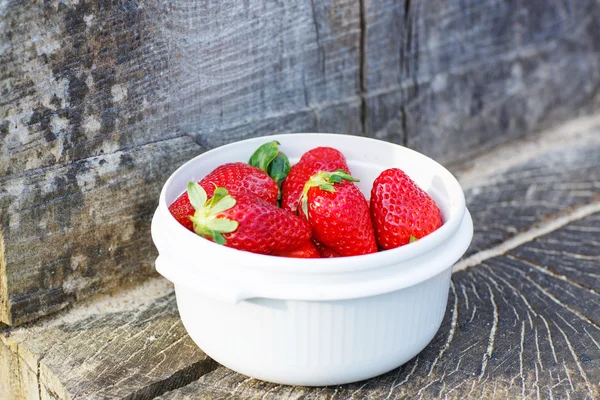 Färska jordgubbar i en skål, redo att äta — Stockfoto