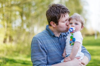 iki mutlu Beyaz aile: genç Baba andbaby boy sprin içinde