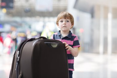 küçük çocuğa bavul Havaalanı ile tatil gezisinde