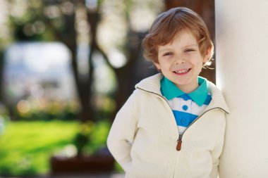 portre sarışın gülümseyerek, okul öncesi çocuk, açık havada