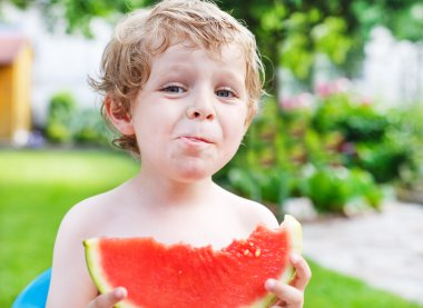 sarışın saç taze karpuz yeme ile beyaz küçük çocuk