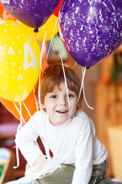 Mutlu küçük çocuk kutluyor onun 4 renkli balloo doğum günü — Stok fotoğraf