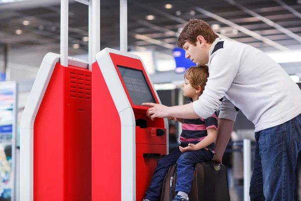 Father and little son at the airport, traveling together — Stock Photo, Image