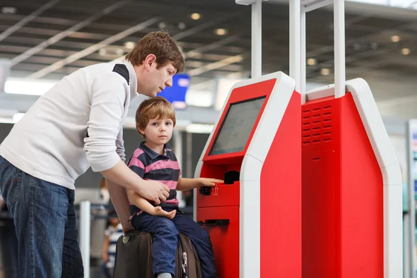 Padre e figlioletto all'aeroporto, viaggiano insieme — Foto Stock