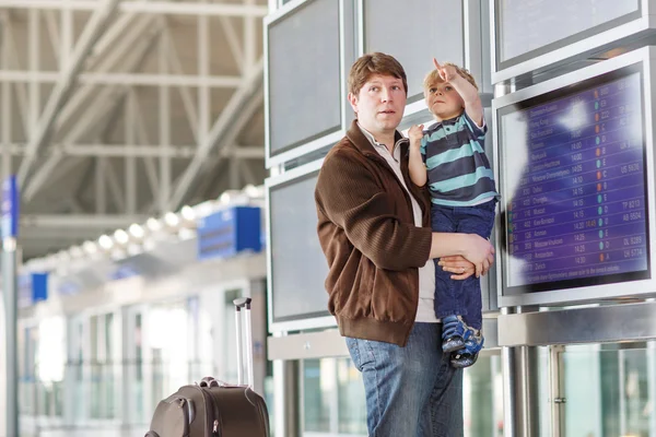 Padre e figlio all'aeroporto — Foto Stock