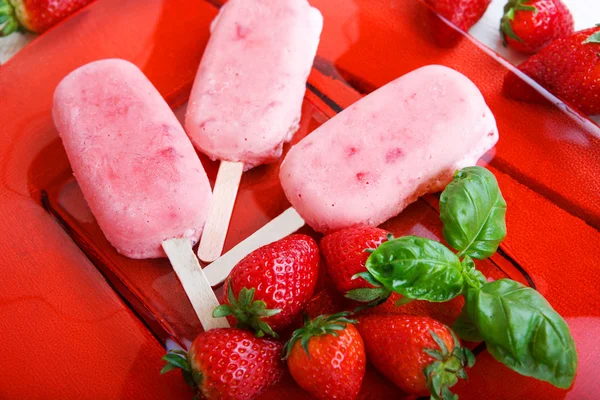 Homemade ice cream pops with fresh berries. — Stock Photo, Image