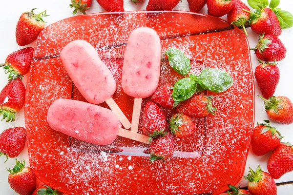 Homemade ice cream pops with fresh berries. — Stock Photo, Image