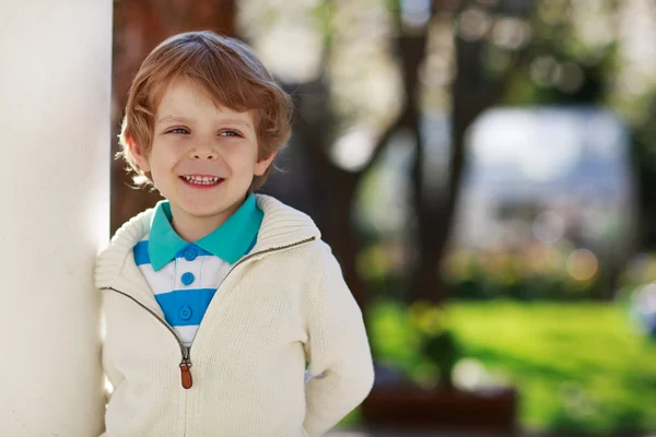 Porträtt av leende blond förskola pojke, utomhus — Stockfoto