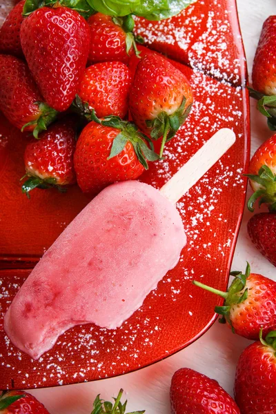 Domácí zmrzlina POP s čerstvým ovocem. — Stock fotografie