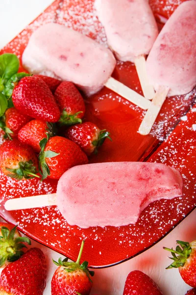 Homemade ice cream pops with fresh berries. — Stock Photo, Image