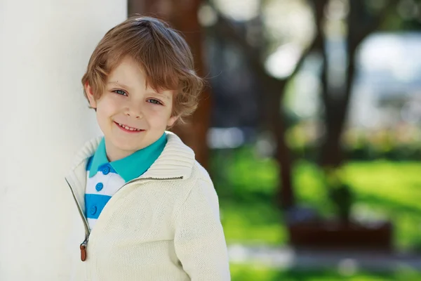 Porträtt av leende blond förskola pojke, utomhus — Stockfoto
