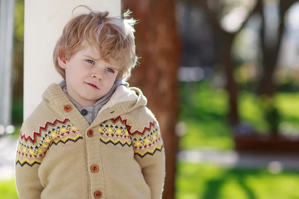 Portret uśmiechający się blond toddler chłopiec, na zewnątrz — Zdjęcie stockowe