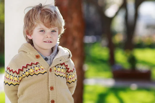 Porträtt av leende blonda barn pojke, utomhus — Stockfoto