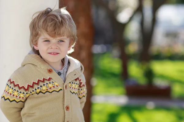 Portrait of smiling blond toddler boy, outdoors — Stock Photo, Image