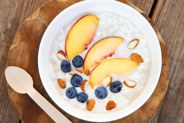 Granola with fresh organic blueberries, nectarines and almonds — Stock Photo, Image