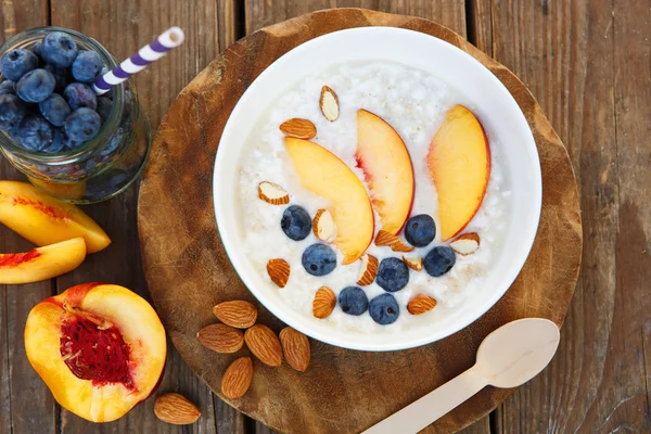 Muesli met verse biologische bosbessen, nectarines en amandelen — Stockfoto