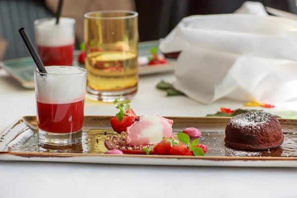 Postre triple con chocolate y fresa en mesa de boda se —  Fotos de Stock