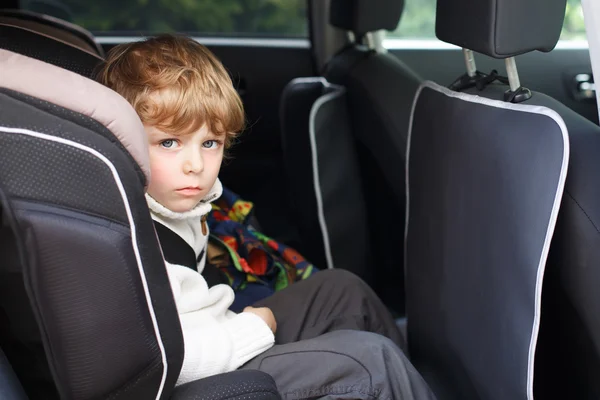 小男孩坐在安全汽车座椅的肖像 — 图库照片