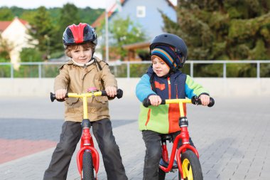 iki küçük kardeşi tatile şehir içinde motosiklet eğleniyor