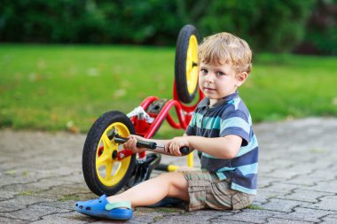 üç yaşında ilk motorunu tamir mutlu komik bebek çocuk