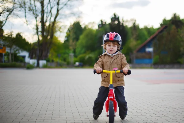 Kleine peuter jongen leren rijden op zijn eerste fiets — Stockfoto